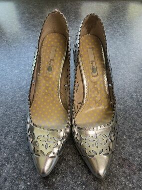 ✨ Metallic Cutout Vintage-Inspired Heels | Size 8.5 ✨